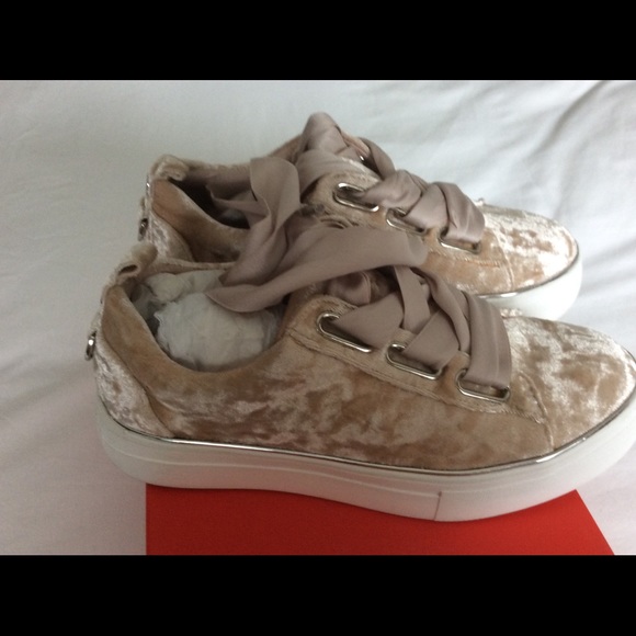 The wishbone collection Shoes - The Wishbone collection velours shoes